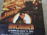 L'affiche du film « Do Timer » est accrochée au mur.