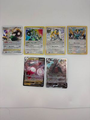 beaucoup de cartes Pokémon accrochées au mur
