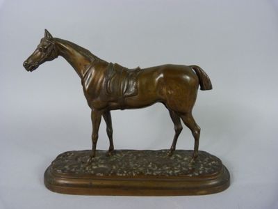 statue en bronze d'un cheval sur un socle en bois sur fond blanc