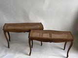 paire de tables d'appoint anciennes françaises en osier, avec plateaux en rotin