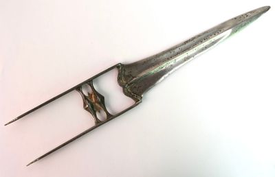 une paire de pinces posées sur une table