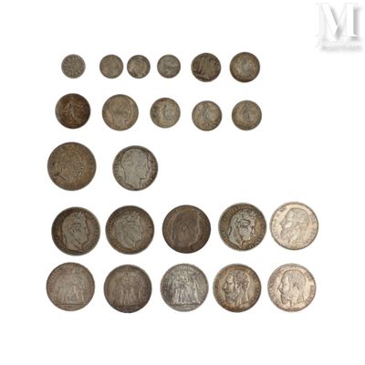 une image d'une collection de pièces de monnaie anciennes sur une surface blanche