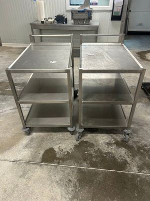 deux tables en acier inoxydable sur roulettes dans une pièce