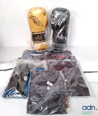 de nombreux sacs contenant des gants de boxe et des gants posés sur une table