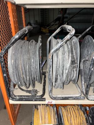 tout un assortiment de tuyaux et d'enrouleurs sur une étagère