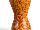 un petit vase posé sur une surface blanche