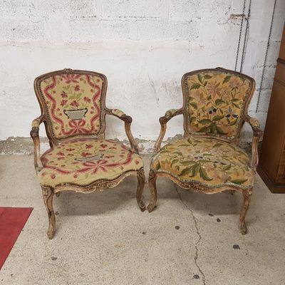 deux chaises assises l'une à côté de l'autre