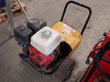 un petit moteur posé sur le sol