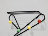 une image représentant un support noir sur lequel sont disposées des boules multicolores