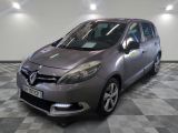 la voiture grise est garée dans le garage sur le sol en damier