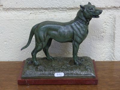 une statue représentant un chien debout sur une table