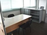 un bureau avec une chaise et une bibliothèque dans un coin