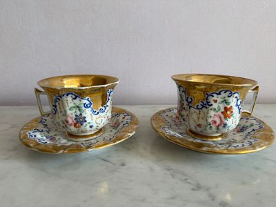 deux tasses et soucoupes posées sur une table