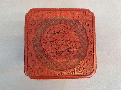 Boîte de forme carré en laque rouge à décor de paons en vol. Chine, XX - Photo 1