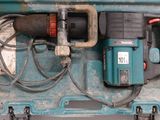 une boîte bleue contenant une perceuse et d'autres outils
