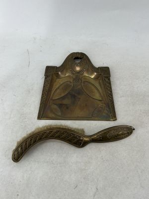 une plaque en laiton ancien munie d'une poignée sur laquelle est représentée une femme