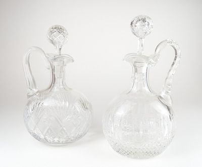 paire de carafes en cristal taillé munies d'un bouchon sur le dessus