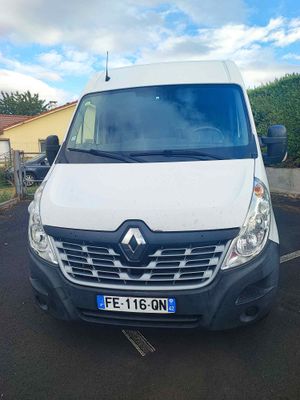 la vue de face d'une camionnette blanche garée dans un parking