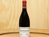 une bouteille de vin posée sur un tonneau