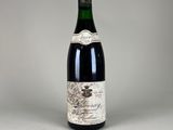 une bouteille de vin posée sur une table blanche