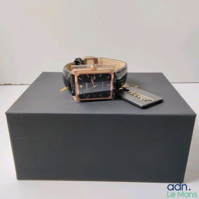 une boîte noire sur laquelle est posée une montre
