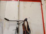 un sac accroché à un poteau dans un garage