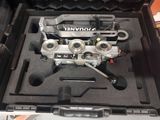 un petit moteur présenté dans une vitrine de magasin