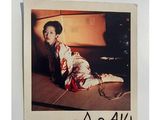 une photo d'une femme en kimono assise par terre