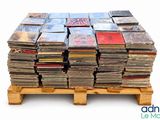 une pile de CD sur une palette, sur fond blanc