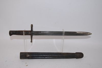 deux épées exposées sur une surface blanche