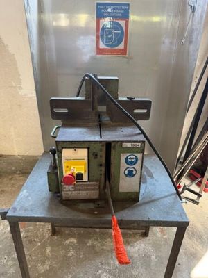 une machine posée sur une table dans une pièce