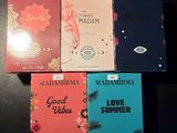 quatre livres posés sur une table, sur fond noir