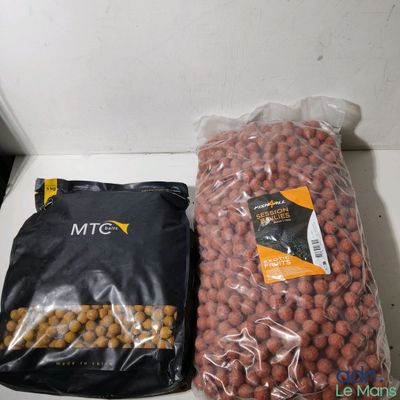 deux sacs de nourriture posés sur une table, à côté d'un sac de noix