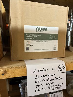 une boîte en carton posée sur une étagère, sur laquelle est accrochée une étiquette