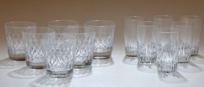 six verres posés sur une table devant un fond blanc