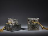 une paire de boîtes en argent et en or, surmontées de chaînes