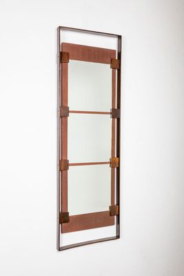 un miroir accroché au mur d'une pièce