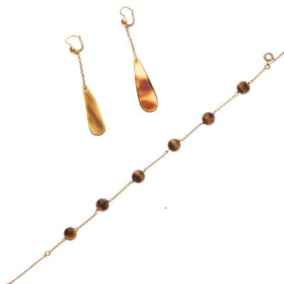gros plan d'un collier et de boucles d'oreilles sur une surface blanche