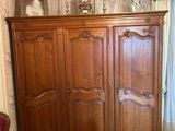 une armoire en bois dans le coin d'une pièce