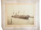 une vieille photo d'un bateau sur l'eau