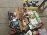 un tas d'objets divers posés sur une palette au sol