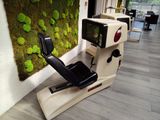 une machine posée devant un mur recouvert de mousse