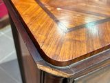 une table en bois avec un plateau en bois posée sur un sol carrelé