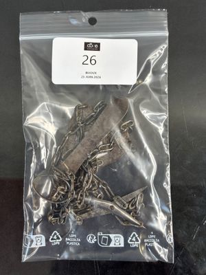un sac contenant tout un tas d'objets métalliques