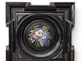 une photo représentant un bouquet de fleurs dans un cadre noir