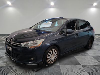 une voiture bleue garée sur le sol en damier d'un garage