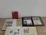 une table sur laquelle se trouvent un livre et un ordinateur portable