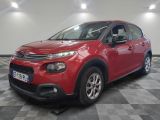 la citrole rouge est garée dans le garage sur un sol en damier