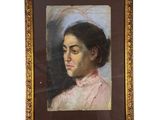 portrait d'une jeune femme en robe rose, encadré d'un cadre doré