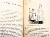 un livre ouvert dans lequel figure l'image de deux enfants